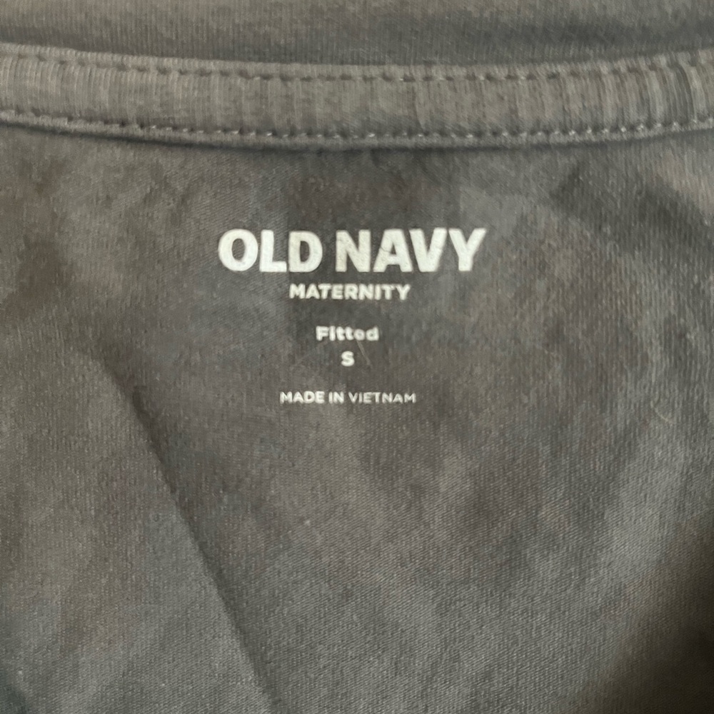 Old Navy Gray Maternity Tee